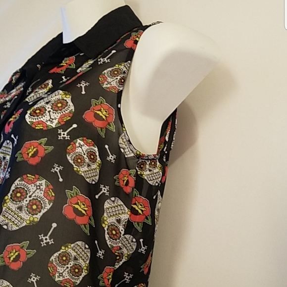 SKULLS AND ROSES SLEEVELESS GOTHIC TOP - Picture 6 of 8